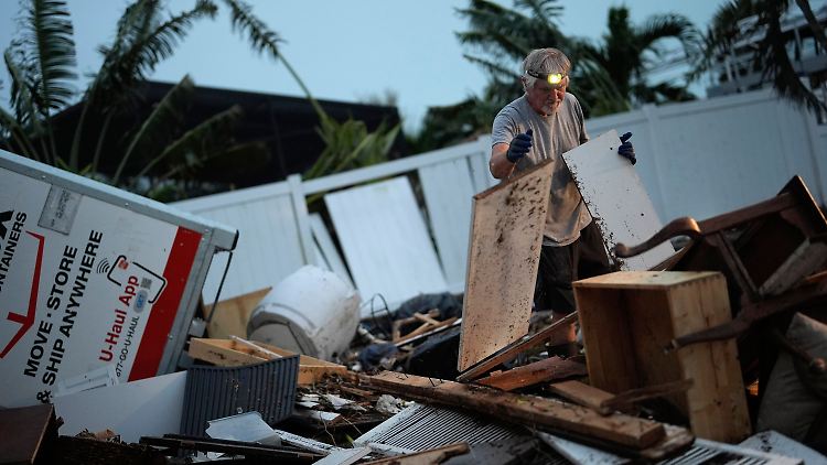 Durch die Hurrikane "Helene" und "Milton" verloren etliche US-Bürger ihr Zuhause. Im Bild ein Hausbesitzer im US-Bundesstaat Florida. 