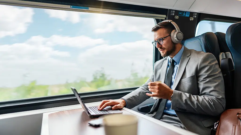Das-passende-Laptopzubehoer-erleichtert-die-Arbeit-von-unterwegs-aus-etwa-ein-Bluetooth-Kopfhoerer-mit-Geraeuschunterdrueckung