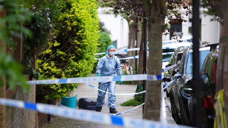 Eine Ermittlerin am Anwesen Starmers im Norden Londons.