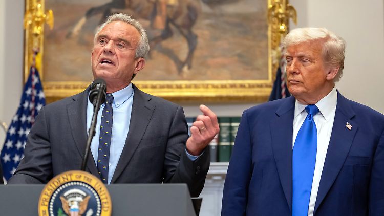 US-Gesundheitsminister Kennedy erfreute sich einen Tag nach dem verbotenen Bad bei einem Auftritt mit Trump offenbar bester Gesundheit.