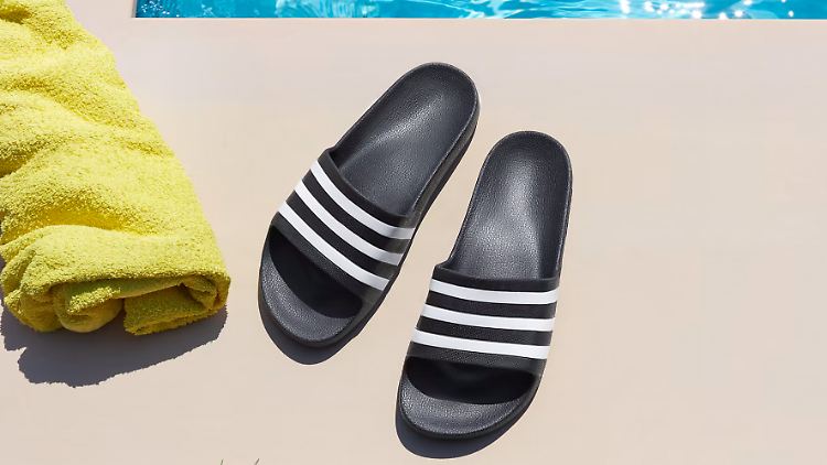 Adiletten am Pool sind ein No-Brainer, aber der stilsichere Mann trägt die Adidas-Slides jetzt auch im Alltag.