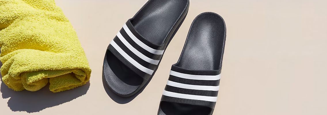 Adiletten am Pool sind ein No-Brainer, aber der stilsichere Mann trägt die Adidas-Slides jetzt auch im Alltag.