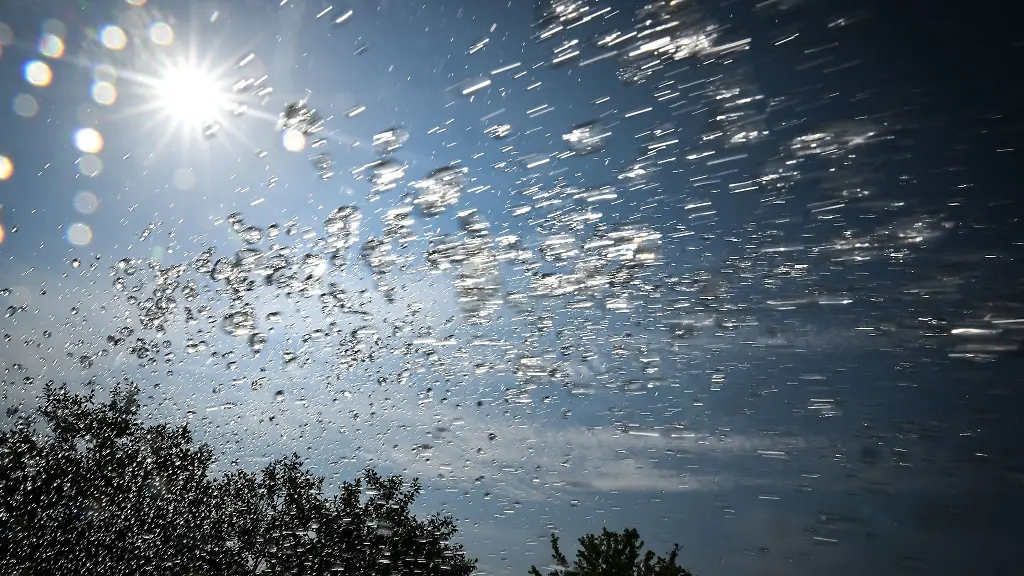 Wasser-spritzt-aus-einem-Springbrunnen-der-unmittelbar-am-Ufer-des-Bodensees-steht