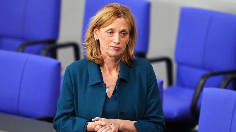 Karin Prien im Plenarsaal des Bundestages, kurz bevor sie vor Bundestagspräsidentin Klöckner den Amtseid ablegt.