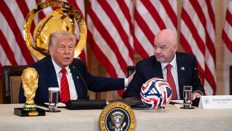 Trump, Infantino und einige Pokale.