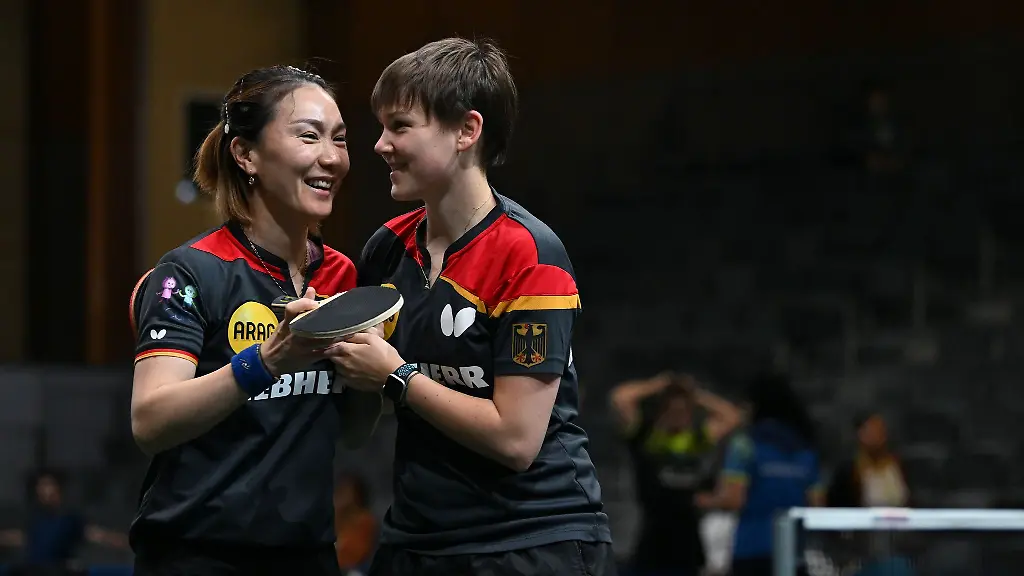 Nina-Mittelham-r-und-Shan-Xiaona-aus-Deutschland-feiern-nach-ihrem-Sieg-gegen-Suedkorea
