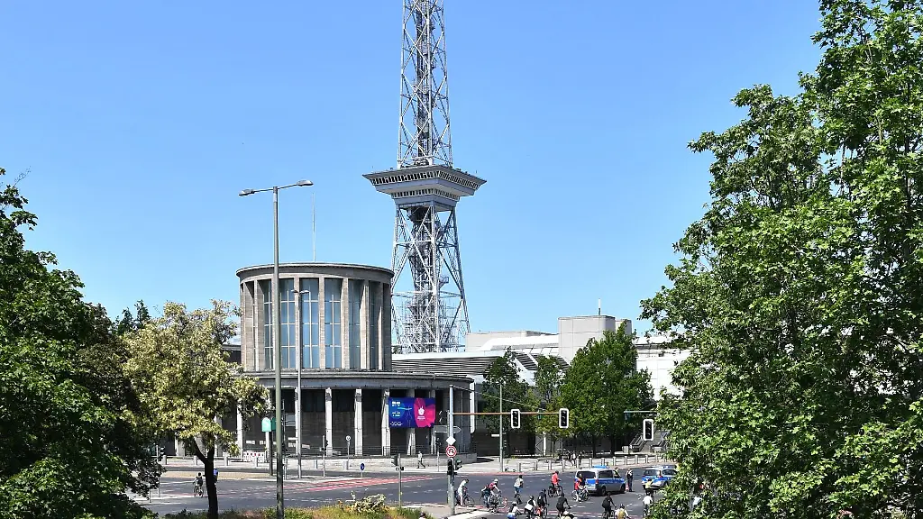 Teilnehmer-an-der-ADFC-Sternfahrt-sind-auf-der-Stadtautobahn-in-Richtung-Funkturm-unterwegs
