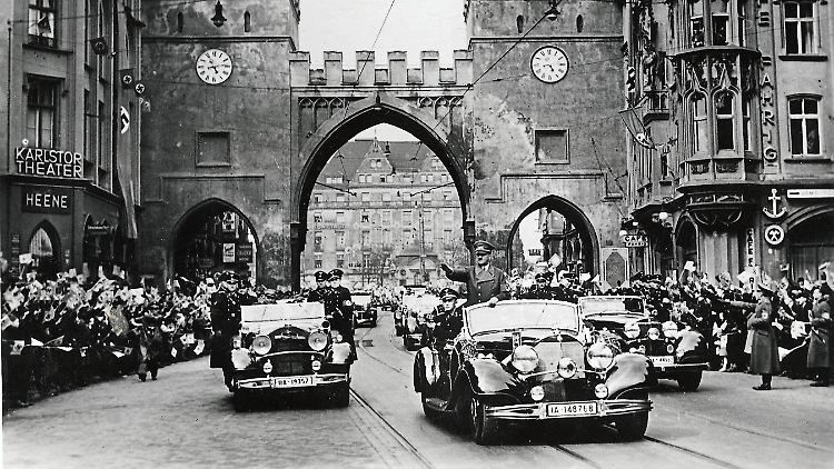 Adolf Hitler auf der Fahrt vom Münchner Hauptbahnhof zu seiner Wohnung am Prinzregentenplatz 16.