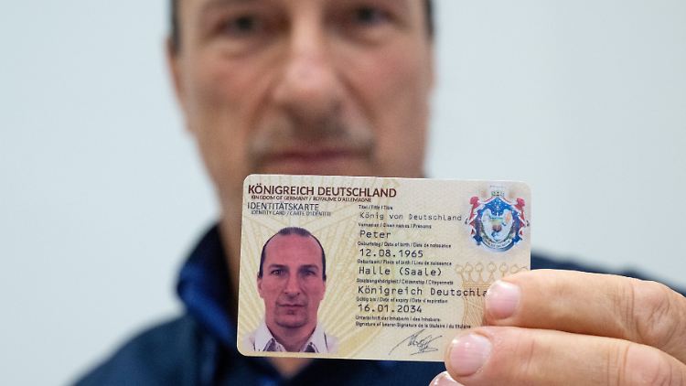Der selbsterklärte Monarch und sein Fantasie-Ausweis. 