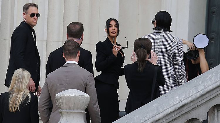 Kim Kardashian (Mitte) auf dem Weg in den Gerichtssaal.