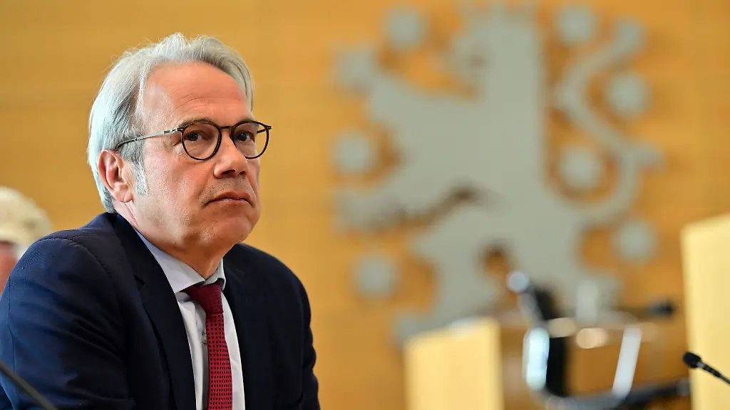 Georg-Maier-SPD-Innenminister-von-Thueringen-sitzt-im-Plenarsaal-des-Thueringer-Landtags