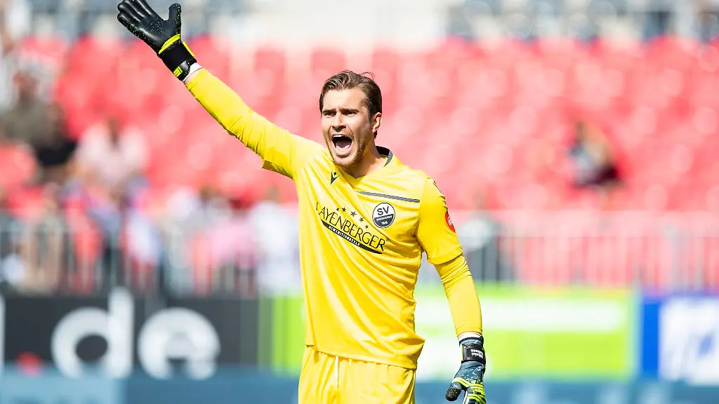 Sandhausens-Torwart-Nikolai-Rehnen-gestikuliert