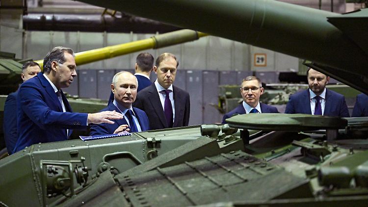 Kremlchef Putin beim Besuch einer Rüstungsfabrik.