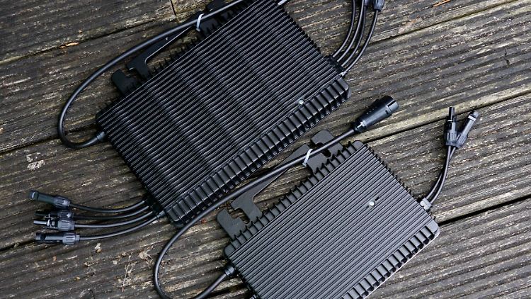 Deutlicher Unterschied: Das 1.600-Watt-Modell von Hoymiles (oben) ist größer als die 800-Watt-Variante – und hat Eingänge für vier Solarmodule.