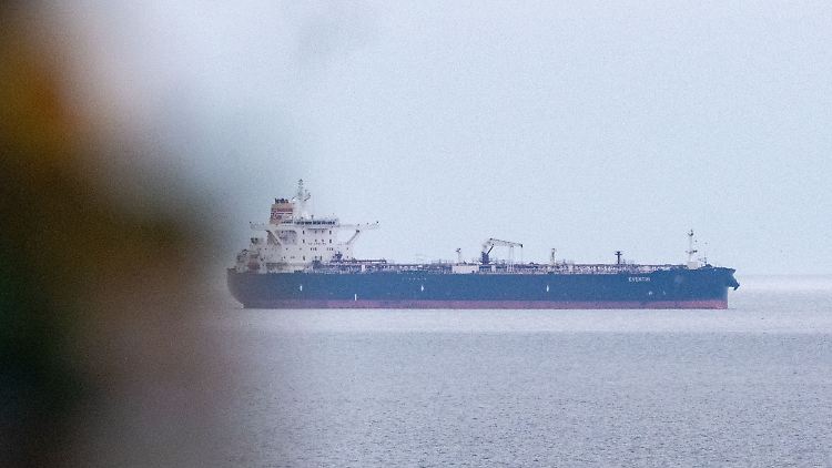 Der Tanker "Eventin" ist eines von mehr als 150 Schiffen der sogenannten russischen Schattenflotte, gegen die Sanktionen der EU gelten.