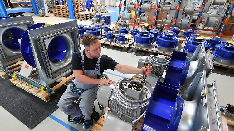 Ein Arbeiter werkelt an einem Standort des Unternehmens in Sachsen.