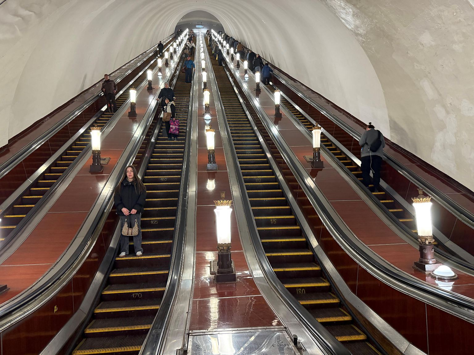 Die Moskauer Metro mit ihren prunkvollen unterirdischen Palästen ist die wohl schönste Metro der Welt. 