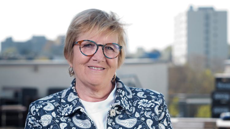 Juliane Wetzel ist Historikerin und Fellow am Zentrum für Antisemitismusforschung der TU Berlin. Sie war Mitglied der deutschen Delegation bei der International Holocaust Remembrance Alliance und hat die Antisemitismus-Definition der IHRA miterarbeitet.