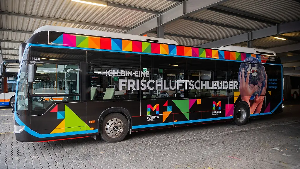 Ein-Bus-mit-Brennstoffzelle-und-Wasserstoff-als-Energietraeger-steht-im-Depot-der-ESWE-Verkehrsbetriebe-in-Wiesbaden