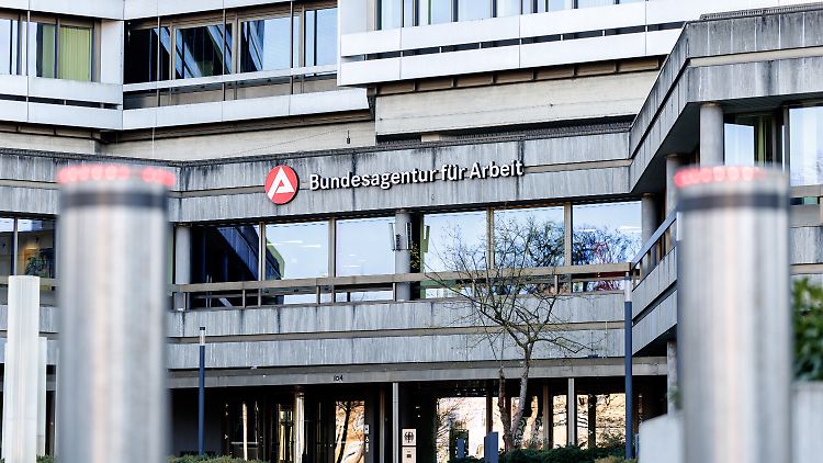 2024 waren nach der Statistik der Bundesagentur  im Jahresdurchschnitt  175.000 Menschen mit Schwerbehinderung arbeitslos gemeldet.