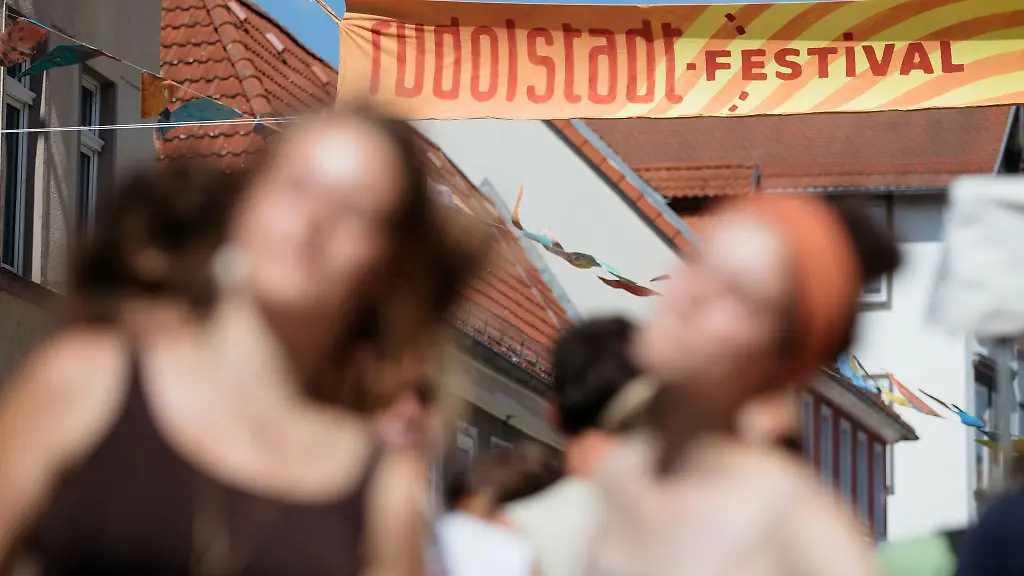 Besucher-tanzen-beim-Rudolstadt-Festival-2018-in-der-Innenstadt