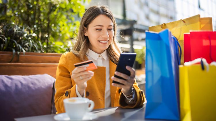 Mit vollen Tüten und voller Karte: Wer clever bezahlt, kann beim Einkaufen bares Geld zurückbekommen.
