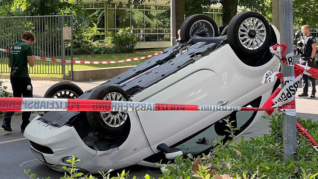 Ein-Auto-liegt-nach-einem-Unfall-auf-dem-Dach