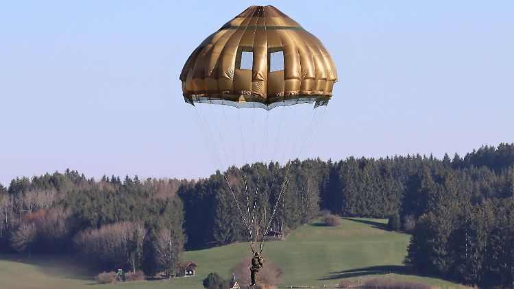 Der Fallschirm EPC-B kurz vor der Landung.