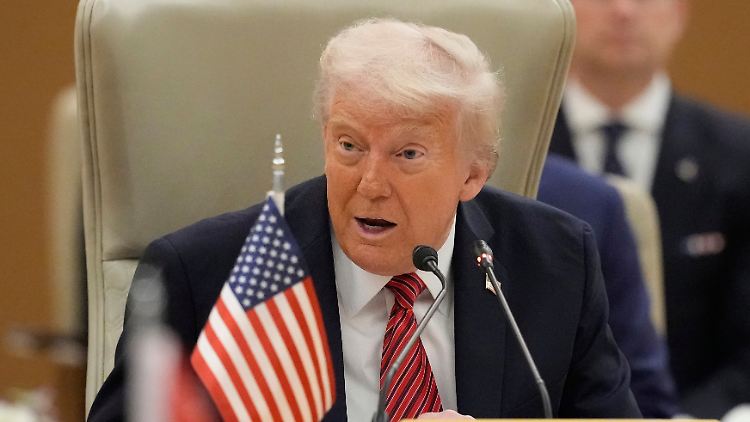 Wie kein US-Präsident zuvor vermischt Trump seine privaten Profitinteressen mit den offiziellen Entscheidungen der US-Regierung. 