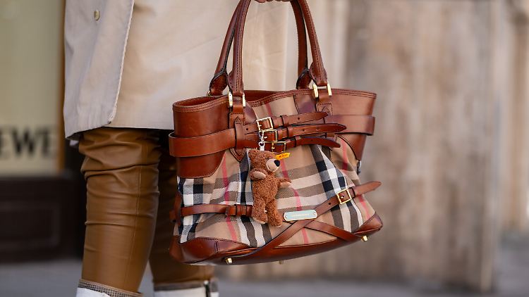 Künftig will Burberry wieder mehr auf traditionelle Klassiker setzen.