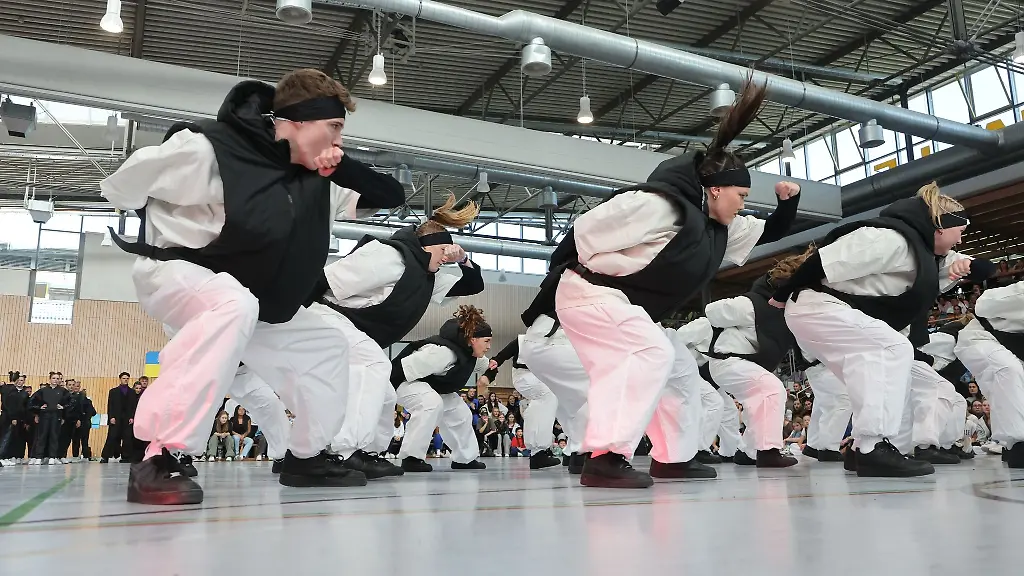 Teilnehmerinnen-bereiten-sich-auf-ihren-Auftritt-vor
