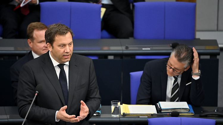 Erstmals von der Regierungsbank aus musste sich SPD-Chef und Bundesfinanzminister Klingbeil den Abgeordnetenfragen stellen - genauso wie Kanzleramtsminister Frei (r.).