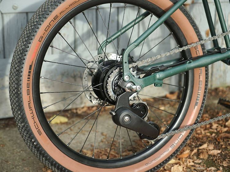 Breit und grob: Die G-Line rollt auf 5,3 Zentimeter breiten Gravel-Reifen mit Profil, das Griffigkeit verspricht.