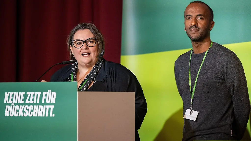 Landesvorsitzende-Susanne-Mertens-und-Philmon-Ghirmai-sprechen-auf-der-Landesdelegiertenkonferenz