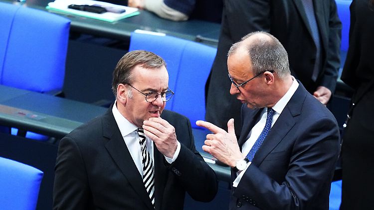 Merz (r.) mit seinem Verteidigungsminister Pistorius.