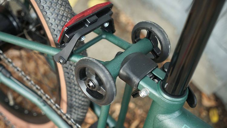 Ist das Modell G-Line zusammengelegt, kann es wie ein Trolley auf diesen kleinen Rädern gezogen oder geschoben werden. Angesichts des Mehrgewichts nicht unpraktisch.