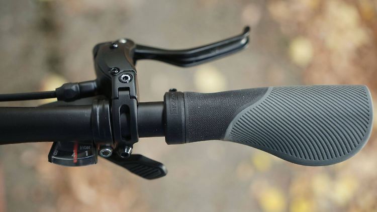 Griffe mit breiter Auflagefläche: Brompton verspricht einen Dämpfungseffekt, der in der Praxis aber marginal ausfällt. Bequem sind die breiten Auflageflächen dank besserer Druckverteilung aber.