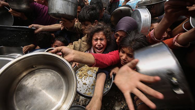 Katastrophale humanitäre Lage: Palästinenser stehen in Dschabaliya im Norden des Gazastreifens Schlange, um Lebensmittel zu erhalten.
