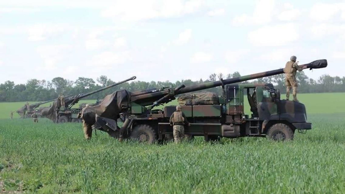 Auf diesem Bild zu sehen sind ukrainische Truppen, die Caesar-Haubitzen bedienen.