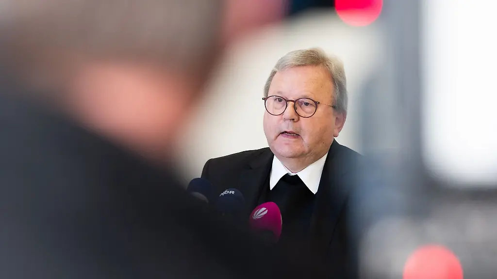Bischof-Franz-Josef-Bode-spricht-bei-einer-Pressekonferenz-zu-sexualisierter-Gewalt-im-Bistum-Osnabrueck