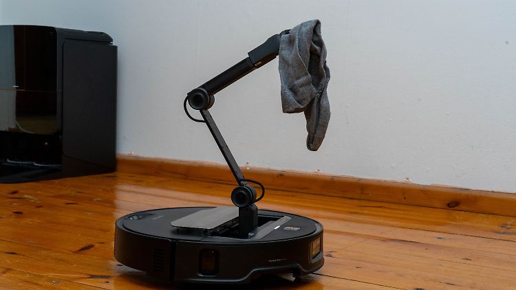 Der Roborock Saros Z70 mit einer aufgesammelten Socke.