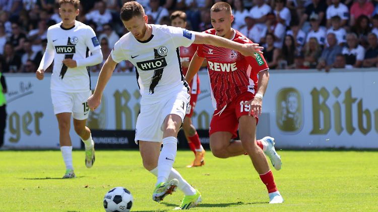 Kölns Tim Lemperle im Zweikampf - hier auch auf dem Fußballplatz.