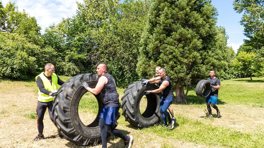 Teilnehmer-des-Oderlandmarsches-transportieren-LKW-Reifen