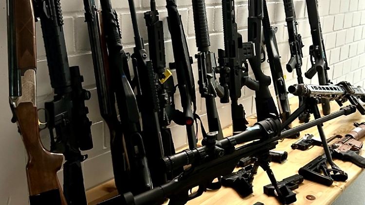 Das Polizei-Foto zeigt die beschlagnahmten Waffen. 