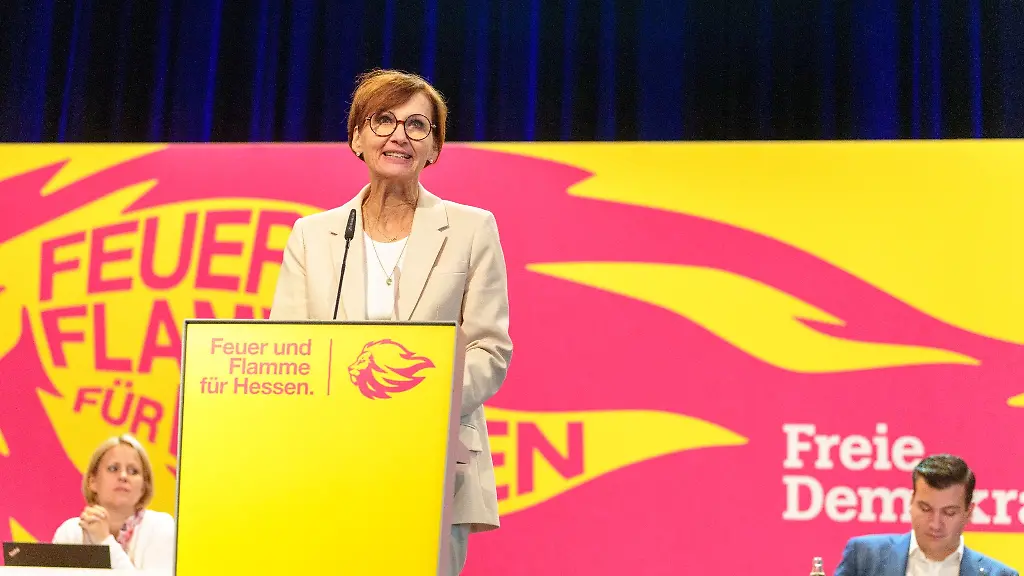 Bettina-Stark-Watzinger-alte-und-neue-Landesvorsitzende-ihrer-Partei-in-Hessen