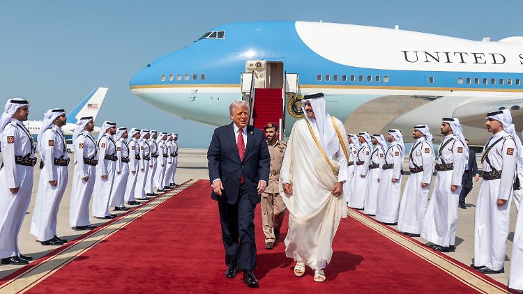 Trump nach der Landung mit dem Emir von Katar. 
