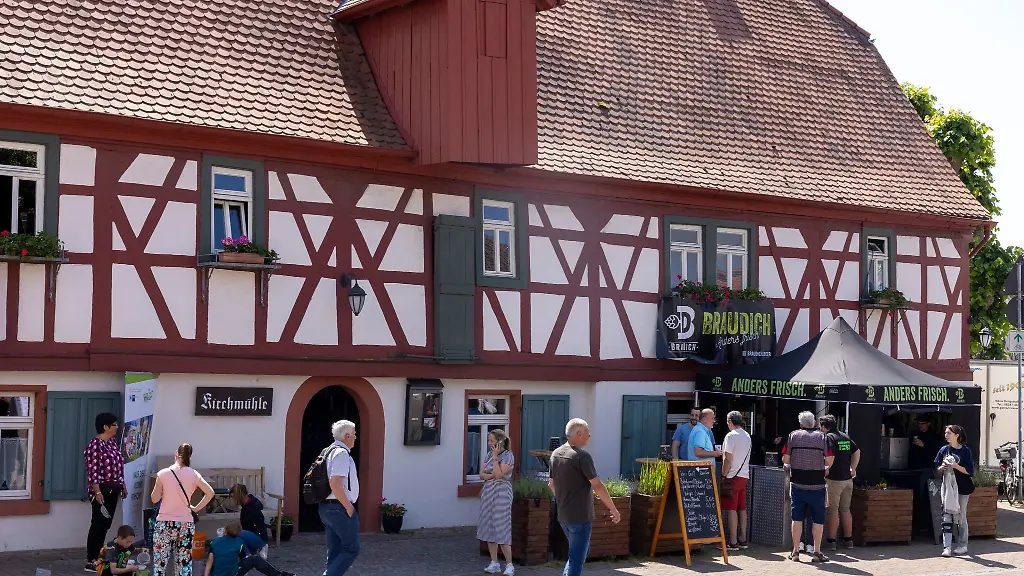 Besucher-von-dem-60-Hessentag-gehen-durch-die-Innenstadt