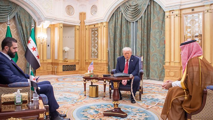 Präsident Donald Trump (m.) und der syrische Interimspräsident Ahmad al-Scharaa (l) sowie der saudische Kronprinz Mohammed bin Salman treffen sich in Riad.
