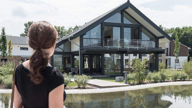 Muss es gleich so groß sein? Wer an der Immobilienfinanzierung scheitert, kann zum Beispiel die Wohnfläche kleiner gestalten.