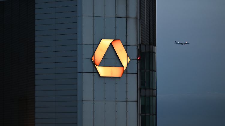 Ende 2024 zählte die Commerzbank weltweit 36.842 Vollzeitstellen. 